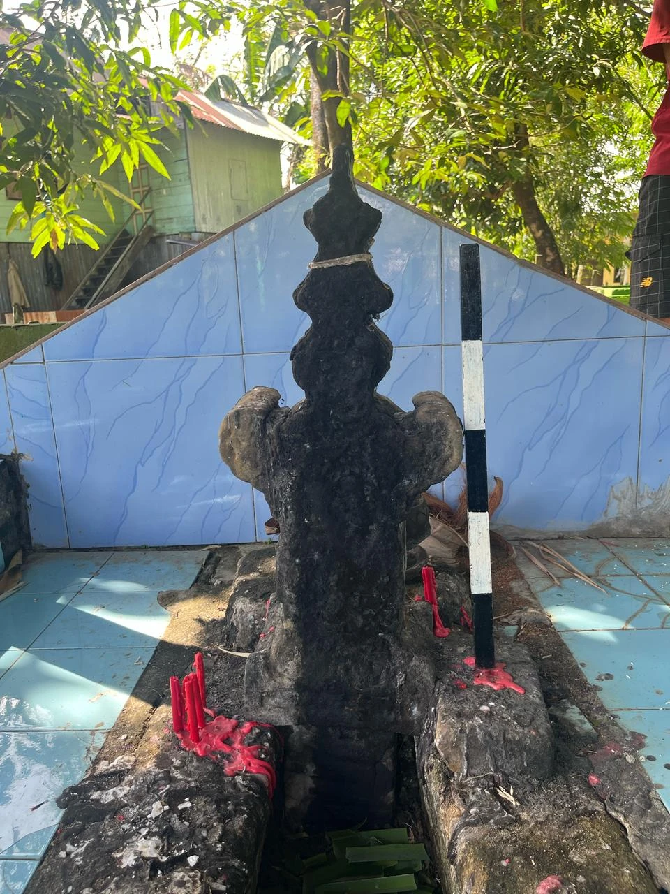 Tim peneliti dari LPPM Unhas yang bekerja sama dengan Badan Riset dan Inovasi Nasional (BRIN) berhasil menemukan batu nisan Aceh pertama di Kabupaten Maros, Jumat, 26/04/2025. Credit: Dokumen Pribadi.
